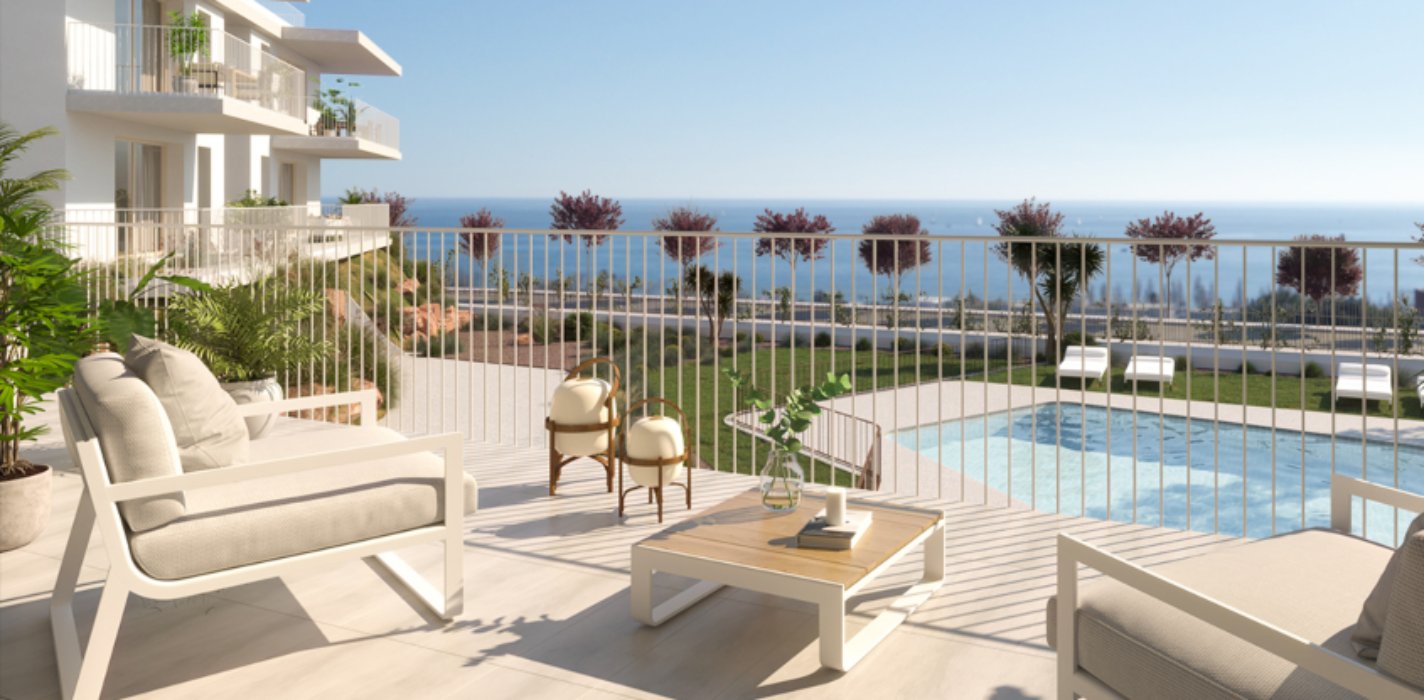Terraza con vistas al mar y la piscina comunitaria de las viviendas de la promoción Bassi de AEDAS Homes en El Masnou.