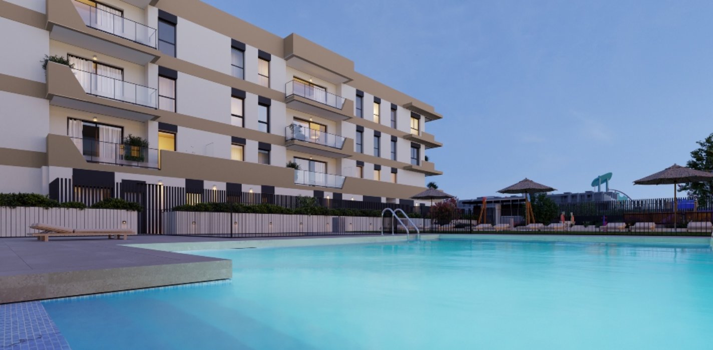 Gran piscina de la promoción Zeta Place de AEDAS Homes en el nuevo barrio de Distrito Zeta en Málaga