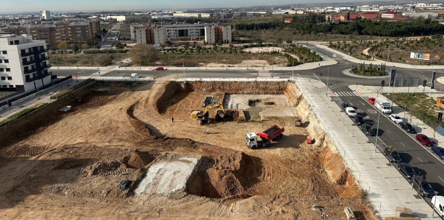 Imagen aérea del suelo sobre el que ya se está construyendo la promoción Korys de AEDAS Homes en Las Sedas, Alcalá de Henares