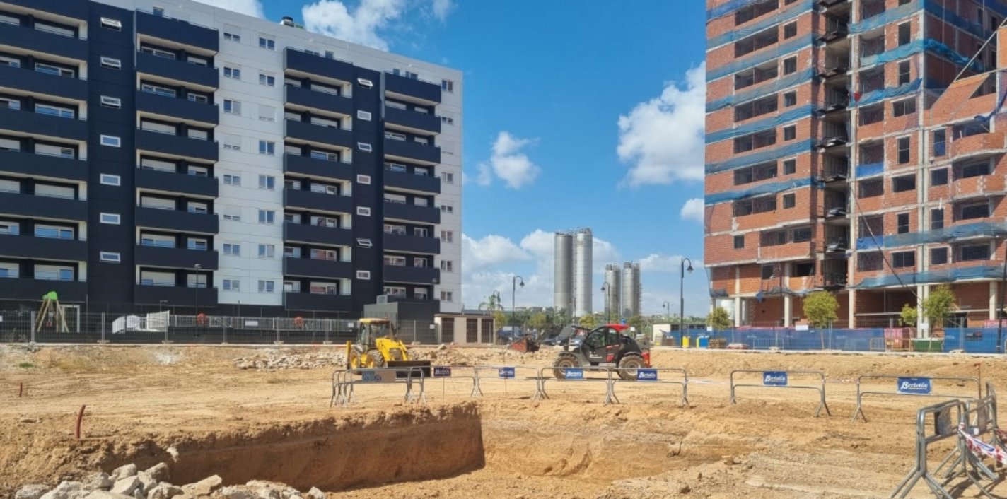 Máquinas trabajando en la parcela de la promoción Atalanta de AEDAS Homes en Quart de Poblet, Valencia
