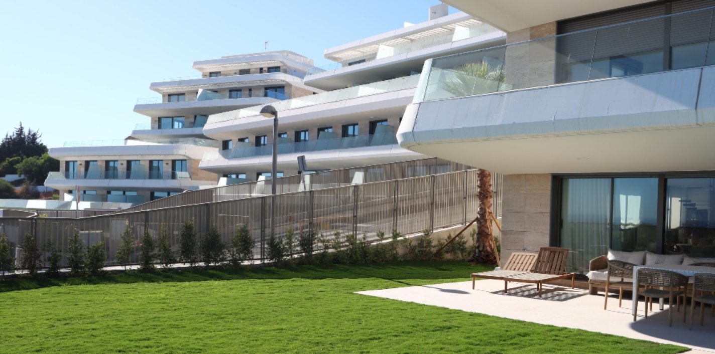 Jardín de una de las viviendas de la promoción Libella de AEDAS Homes en Estepona