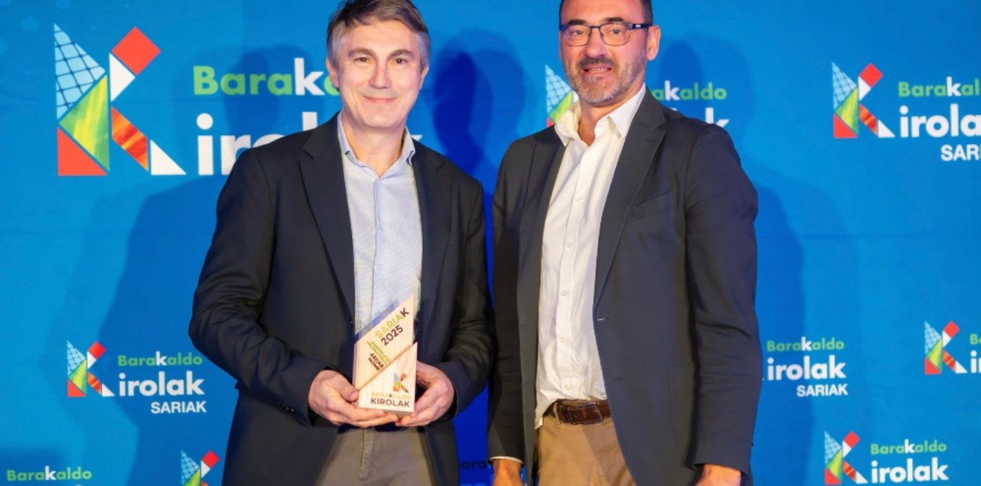Jesús Carbajal, Coordinador Comercial de AEDAS Homes en Norte, recibiendo el ‘Premio al Mecenazgo Deportivo' en Barakaldo