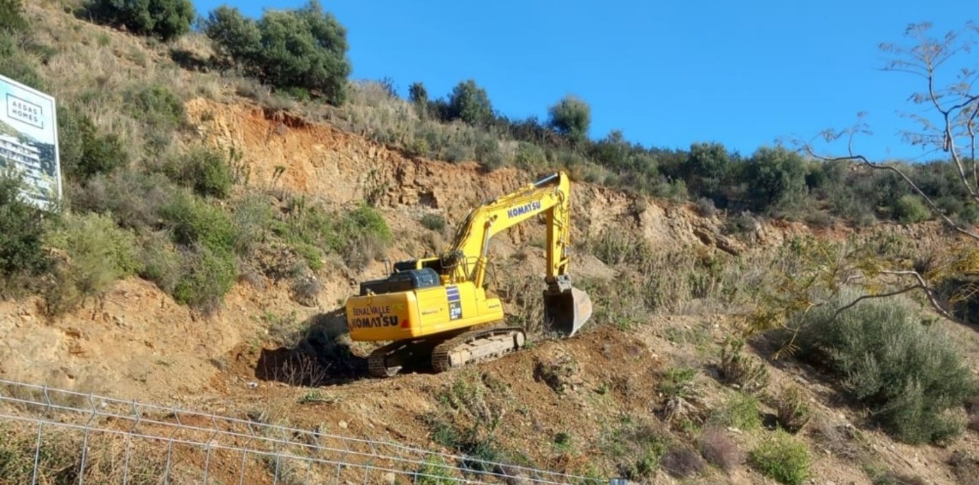 Primeros trabajos de construcción en la parcela de la promoción Idilia Aire de AEDAS Homes en Rincón de la Victoria, Málaga