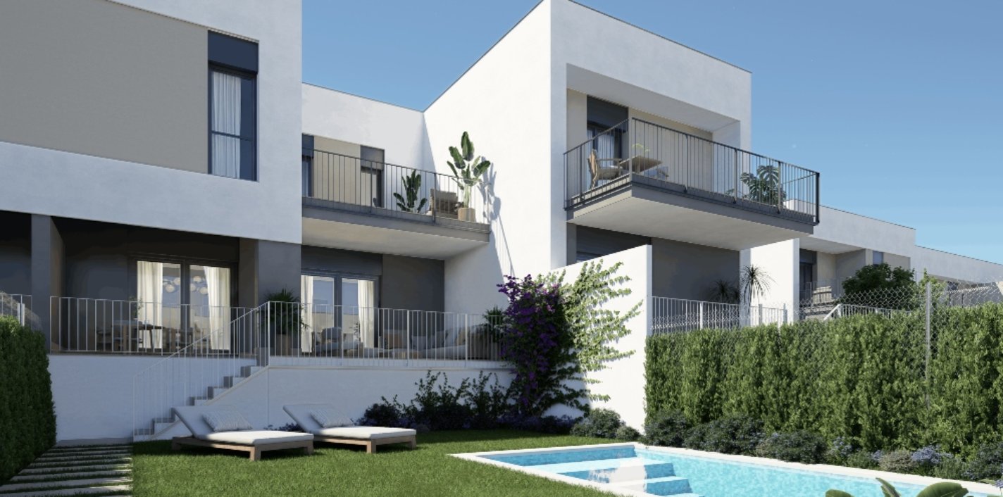 Jardín con piscina de una vivienda en planta baja de la promocion Elina de AEDAS Homes en Dos Hermanas, Sevilla