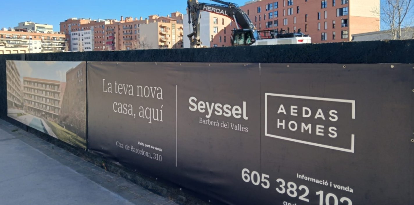 Una máquina trabajando en la parcela de la promoción Seyssel de AEDAS Homes en Barberà del Vallès