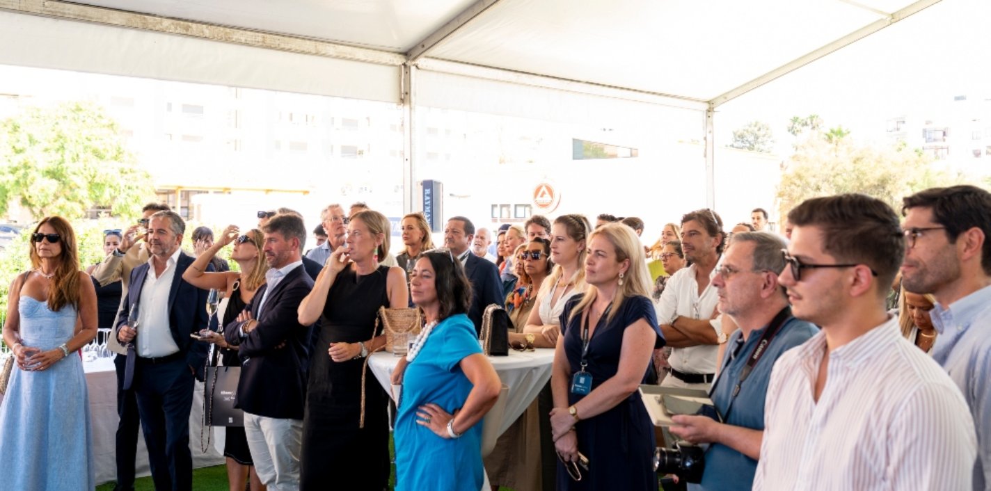 Decenas de asistentes en la presentación del proyecto Ribamar en Portimao, en el Algarve, Portugal
