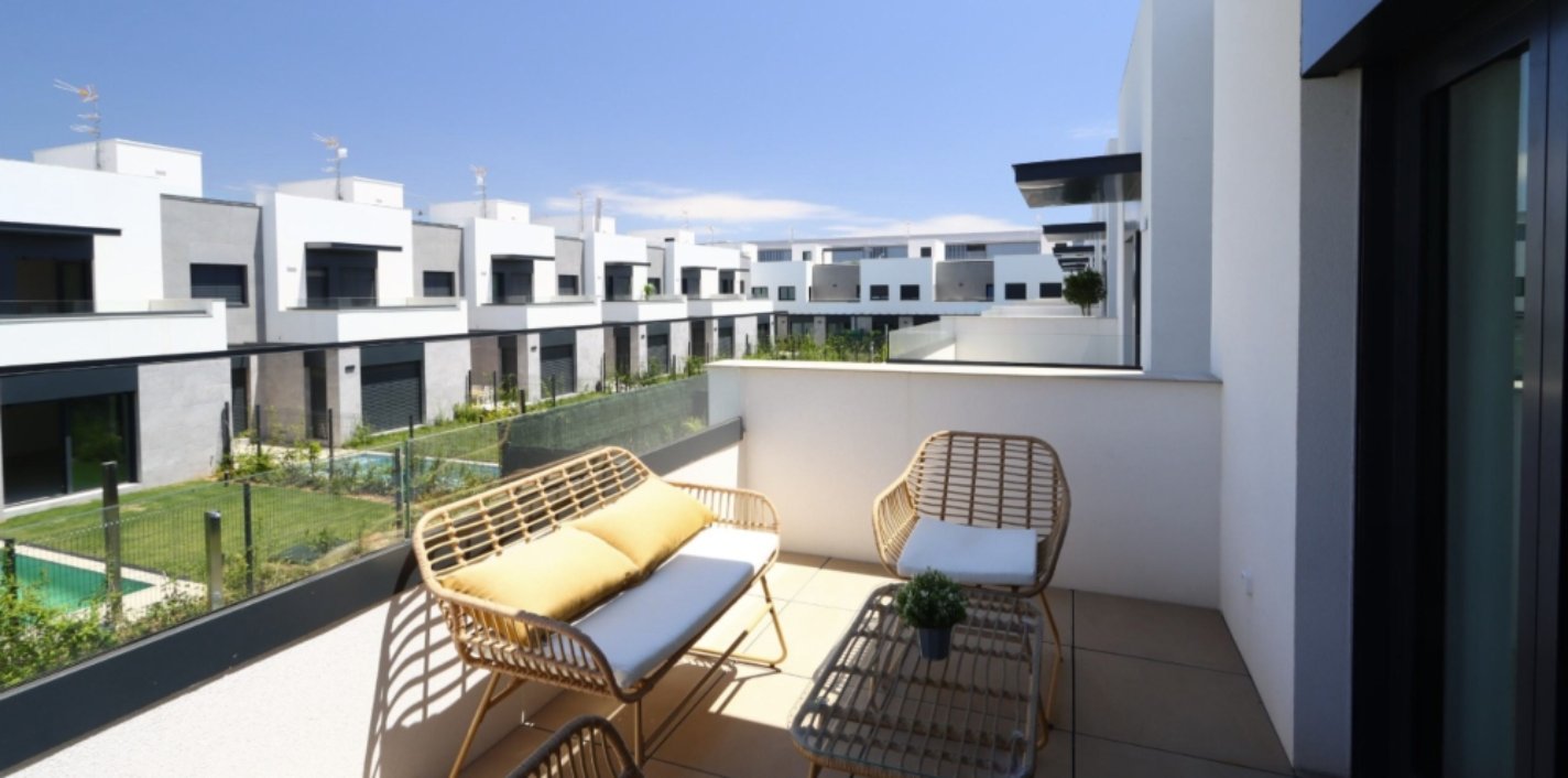 Interior de la promoción Maremma de AEDAS Homes en Palma de Mallorca desde la terraza de una de las viviendas