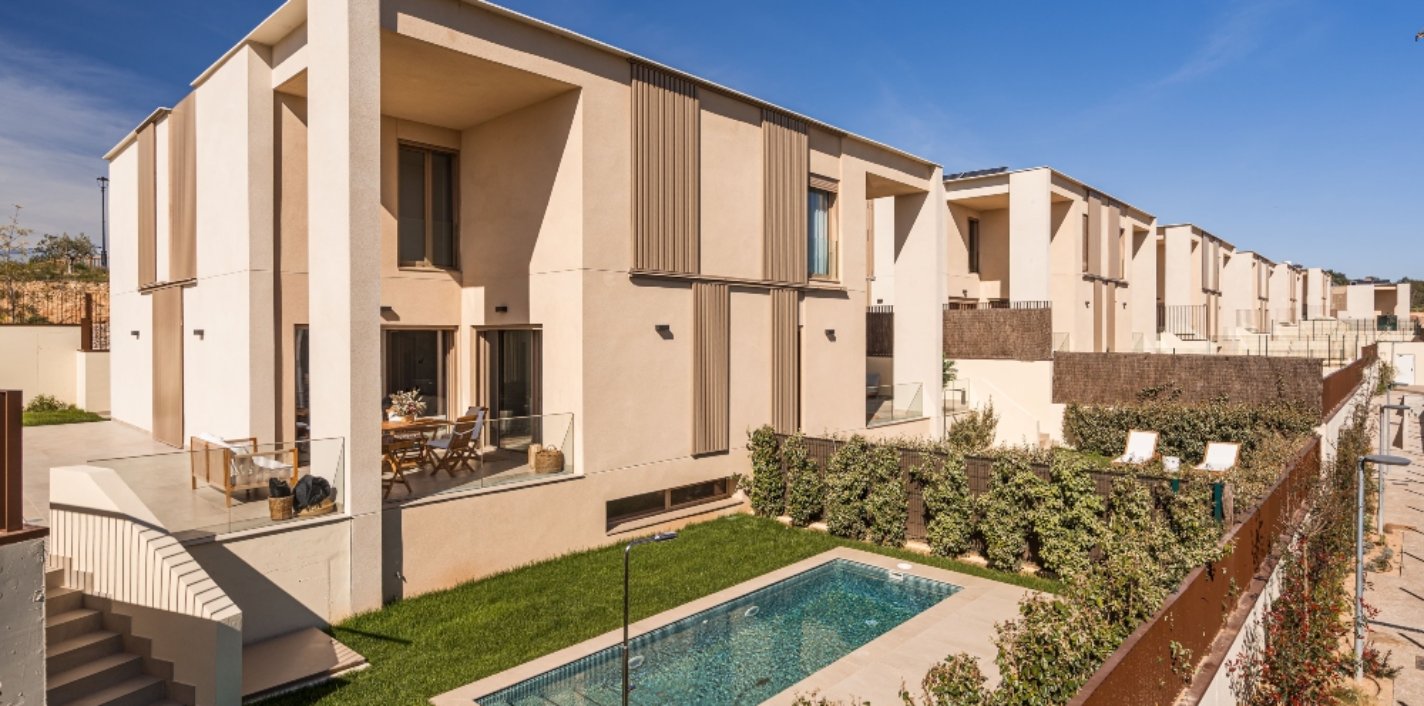 Jardín con piscina de una de las viviendas de la promoción Odina de AEDAS Homes en Godella, Valencia