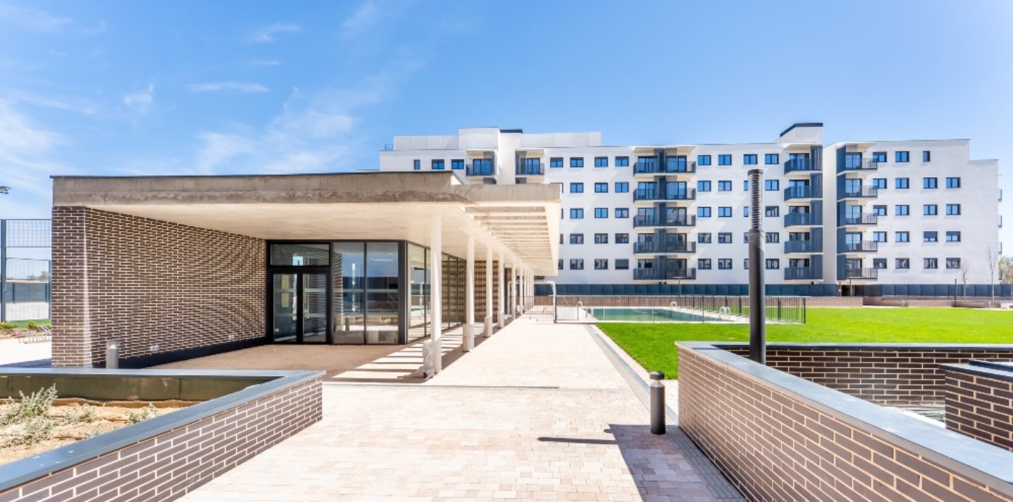 Entrada a la promoción Brisa Alcalá II en Alcalá de Henares, desarrollada en BTR por AEDAS Homes