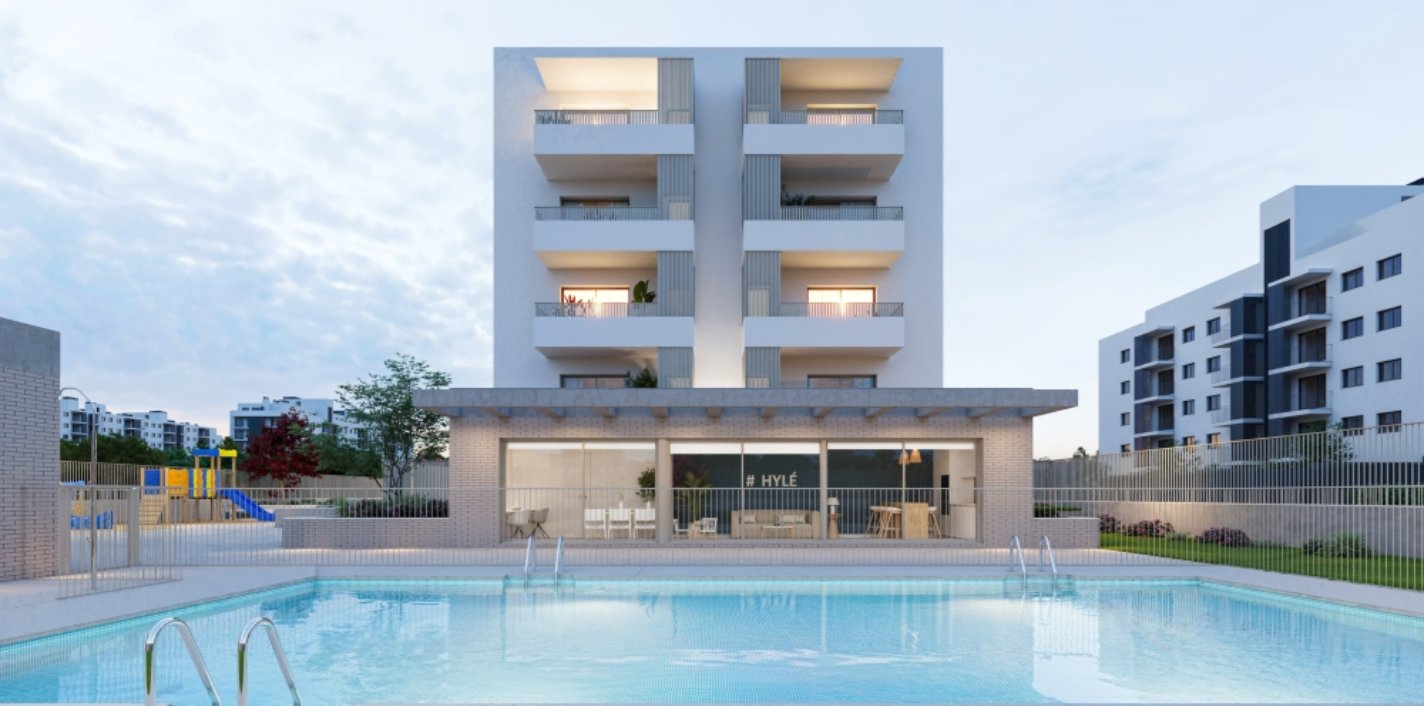 Piscina y edificio de la promoción Hylé de AEDAS Homes en el nuevo barrio de Las Sedas en Alcalá de Henares, Madrid