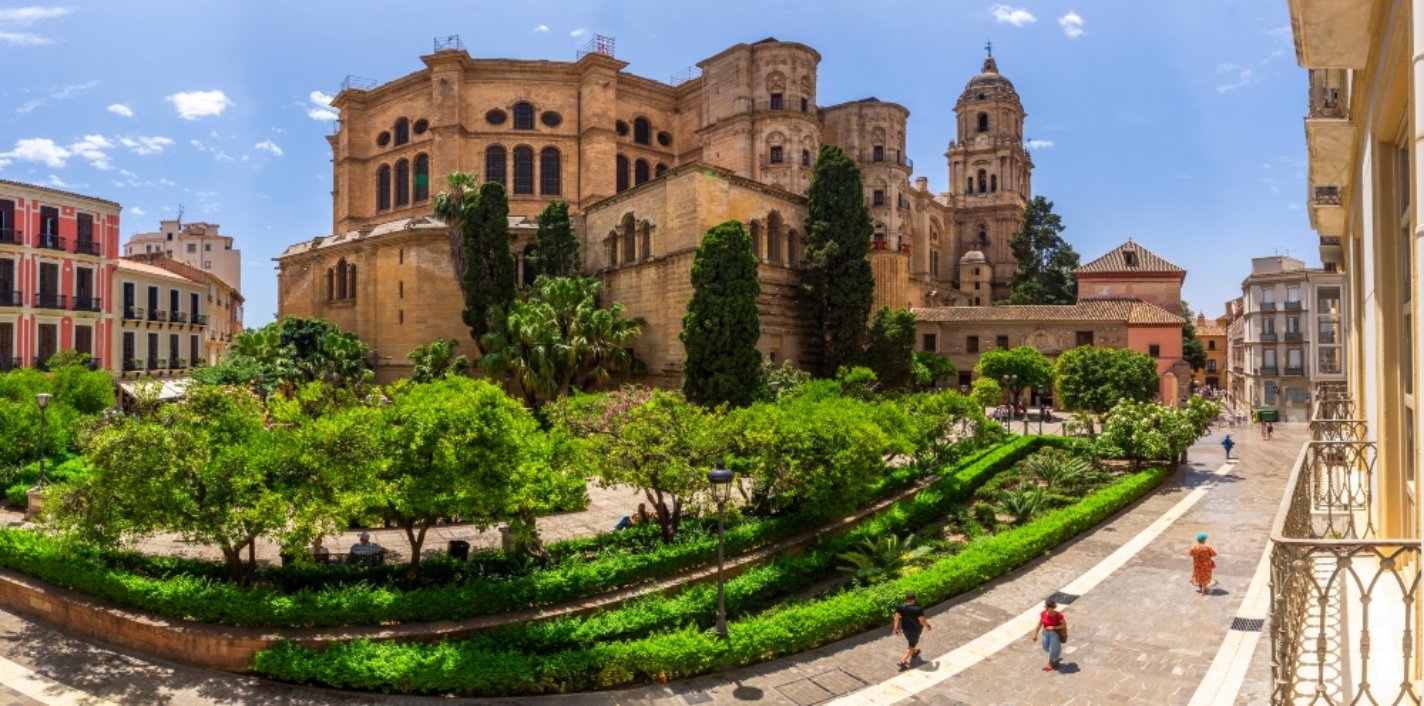 Vistas de la Catedral de Málaga desde el balcón de una vivienda de la promoción Císter Place de AEDAS Homes