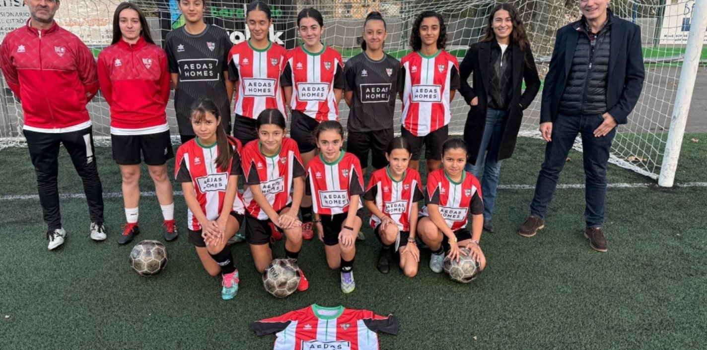 Uno de los equipos femeninos del Sporting de Lutxana con el patrocinio de AEDAS Homes