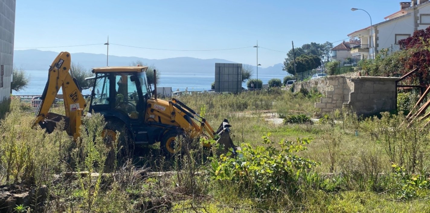 Una máquina trabajando en la parcela de la promoción Silgar Playa de AEDAS Homes en Sanxenxo