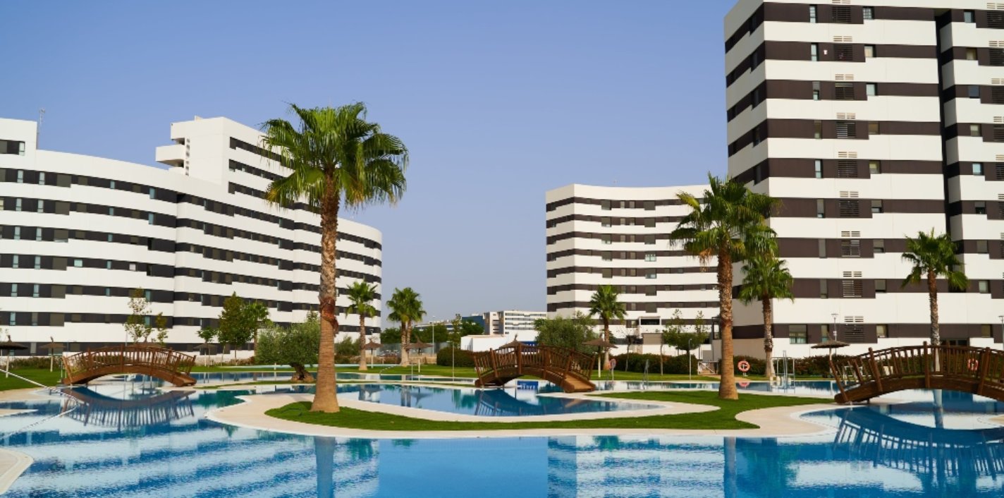 Panorámica del residencial Jardines Hacienda Rosario de AEDAS Homes en Sevilla, con el Edificio Los Poetas.