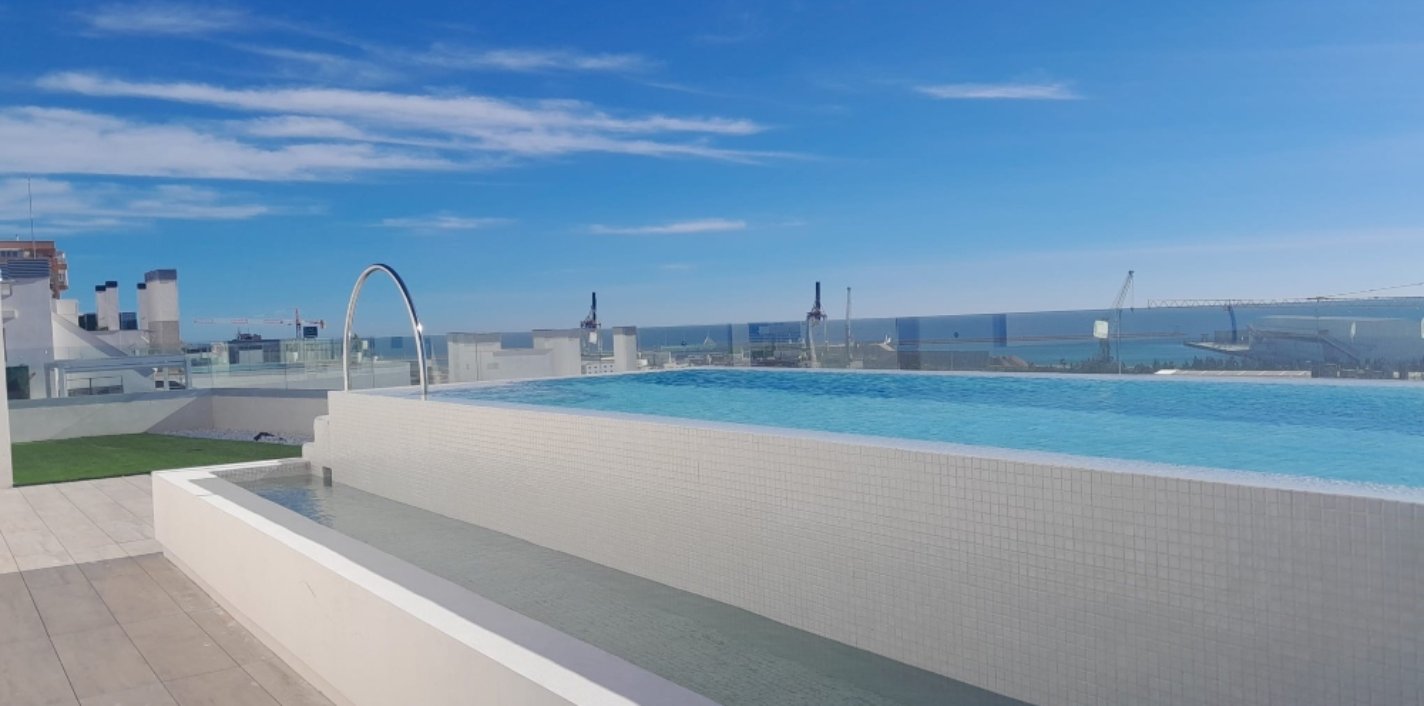 Piscina en la azotea de la promoción Naya de AEDAS Homes en Alicante
