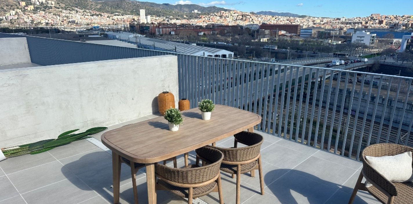 Terraza de la vivienda piloto de la promoción Leblich de AEDAS Homes en Barcelona