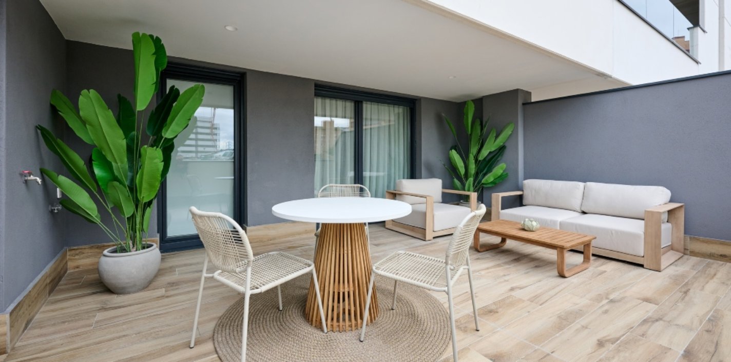 Gran terraza de la vivienda piloto de la promoción Baray de AEDAS Homes en Barañain, Navarra