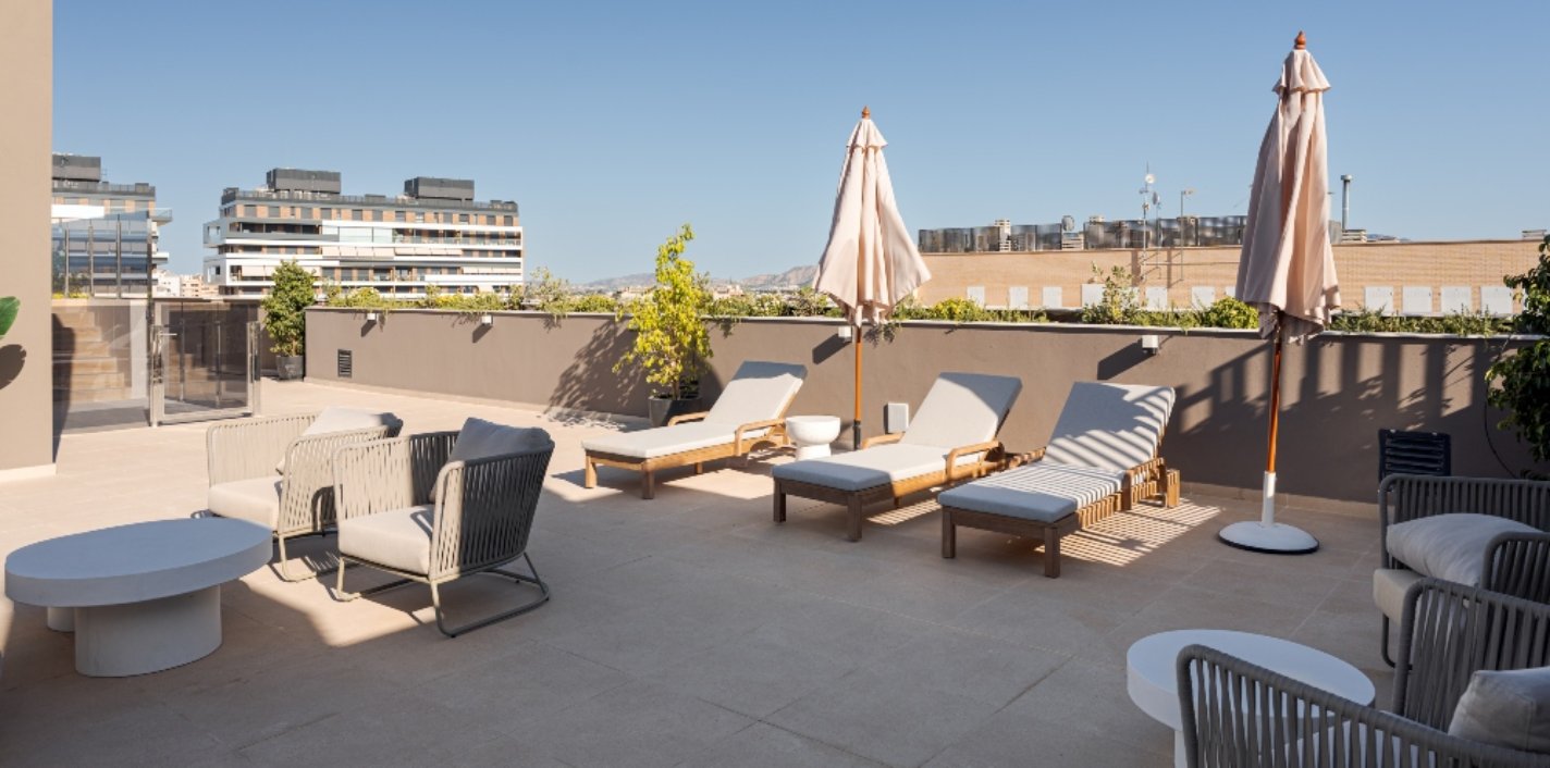 Solárium en la azota de la promoción Gaudia II de AEDAS Homes en Murcia