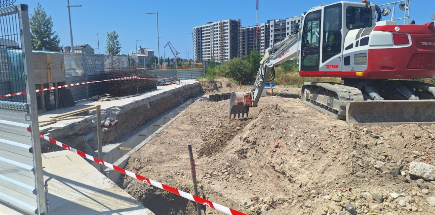 Una máquina trabajando ya en la parcela de la promoción Lyra de AEDAS Homes en la isla de Zorrozaurre en Bilbao