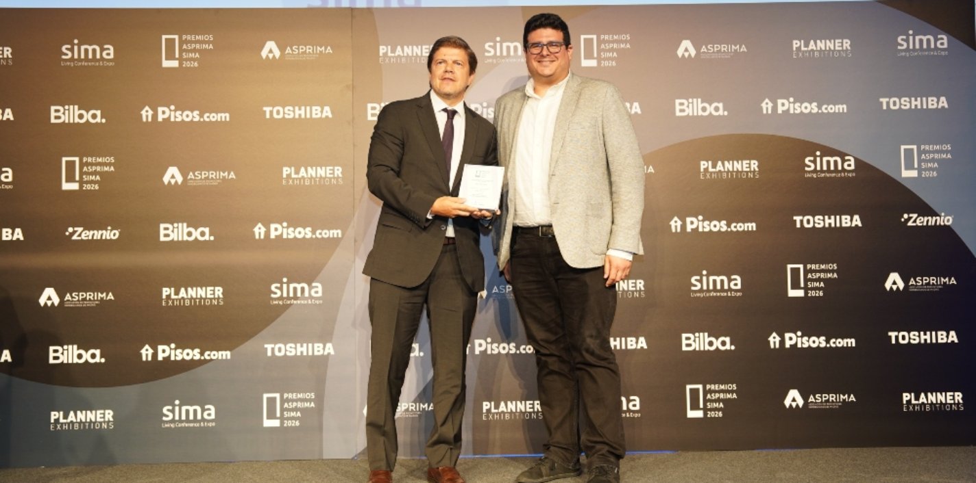 Alberto Delgado, Director General Ejecutivo de AEDAS Homes, recogiendo el galardón en los Premios ASPRIMA-SIMA 2026