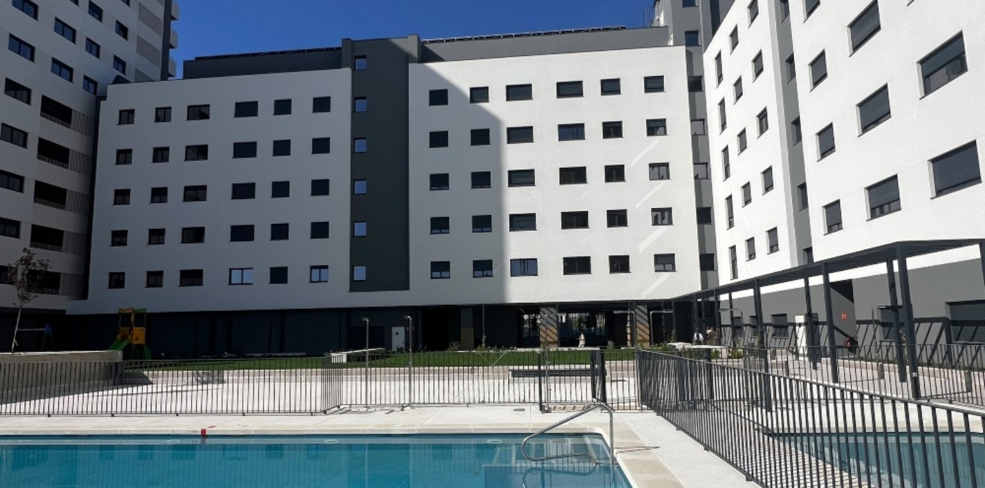 Piscina infantil de la promoción Sinán de AEDAS Homes en Los Berrocales, Madrid