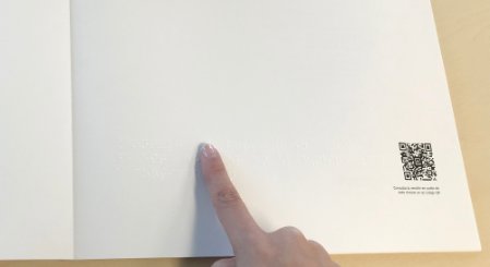 Leyendo la escritura braille en el dossier de la promoción Anzio de AEDAS Homes en Pozuelo de Alarcón. Leyendo la escritura braille en el dossier de la promoción Anzio de AEDAS Homes en Pozuelo de Alarcón.