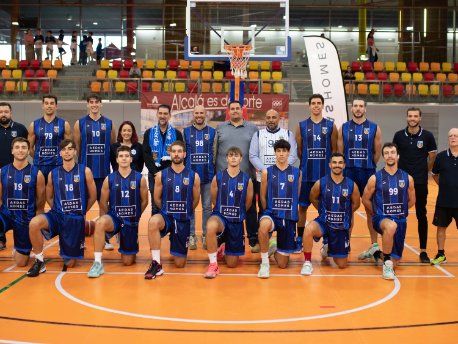 Equipo masculino del Club Baloncesto Alcalá con Ángel Fernández, Delegado de AEDAS Homes, en el centro (nº 98)