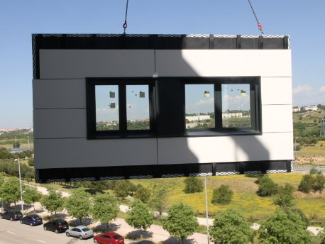 Fachada de Lignum Tech siendo colocada en una promoción de viviendas Fachada de Lignum Tech siendo colocada en una promoción de viviendas