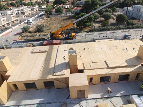 Primera planta de estructura de madera de 011h completada en la promoción Fioresta de AEDAS Homes en San Juan de Alicante, Alicante