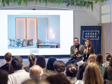 Silvia G. Tortosa, Directora de Diseño e Interiorismo, en el 'I Encuentro de Interiorismo AEDAS Homes' con Erico Navazo Silvia G. Tortosa, Directora de Diseño e Interiorismo, en el 'I Encuentro de Interiorismo AEDAS Homes' con Erico Navazo