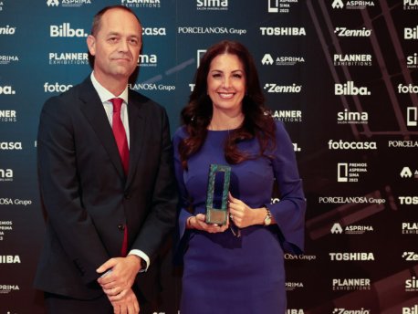 Esther Duarte, Directora de Recursos Corporativos de AEDAS Homes, recogiendo el Premio en la categoría de ‘Empresa con mejor progreso ESG’ en los Premios ASPRIMA SIMA 2023