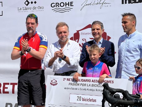 Pablo Alonso, Director Territorial Centro de AEDAS Homes (2º izq.), entregando el cheque de 20 bicicletas adquiridas a través del II Reto Solidario 'Pasión por la bicicleta'