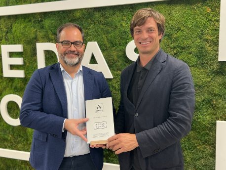 Diego Demaría, Director de Sostenibilidad de AEDAS Homes, y Pablo Martínez, Director de Prescipción de Cortizo