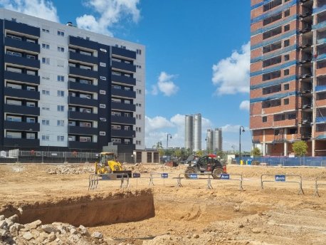 Máquinas trabajando en la parcela de la promoción Atalanta de AEDAS Homes en Quart de Poblet, Valencia