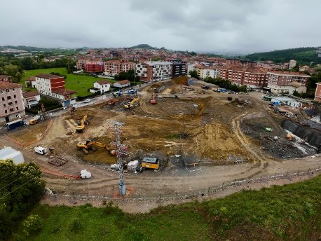 Primeros trabajos en las parcelas colidantes (abajo a la izquierda) de las promociones Gane y Mune de AEDAS Homes en Mungia, Bizkaia