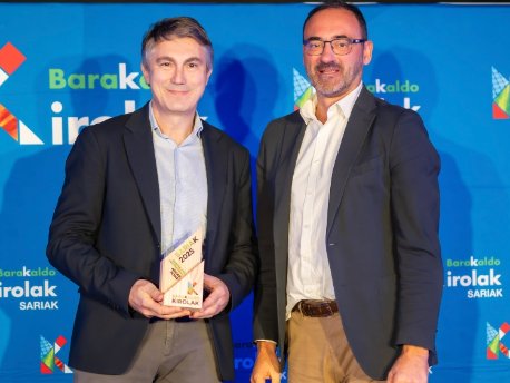 Jesús Carbajal, Coordinador Comercial de AEDAS Homes en Norte, recibiendo el ‘Premio al Mecenazgo Deportivo' en Barakaldo
