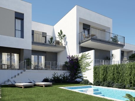 Jardín con piscina de una vivienda en planta baja de la promocion Elina de AEDAS Homes en Dos Hermanas, Sevilla