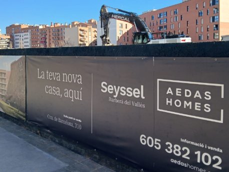 Una máquina trabajando en la parcela de la promoción Seyssel de AEDAS Homes en Barberà del Vallès