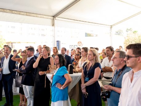 Decenas de asistentes en la presentación del proyecto Ribamar en Portimao, en el Algarve, Portugal