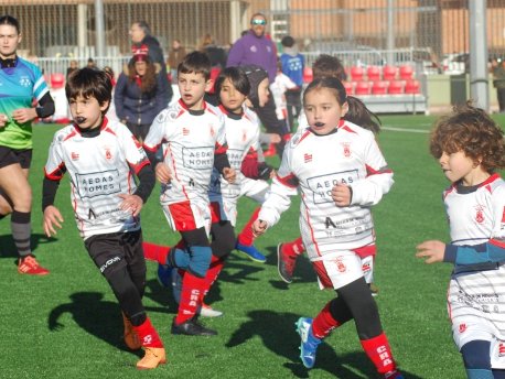 Niños y niñas del Cub Rugby Alcalá durante un partido