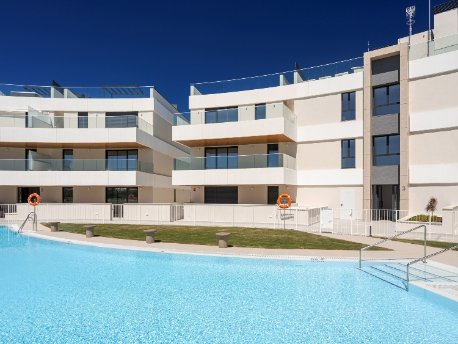 Gran piscina de la promoción Vanian Views entregada por AEDAS Homes en Estepona, Málaga Gran piscina de la promoción Vanian Views entregada por AEDAS Homes en Estepona, Málaga