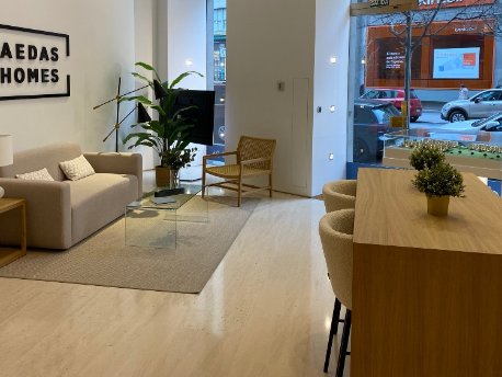 Interior de la nueva oficina de AEDAS Homes en A Coruña