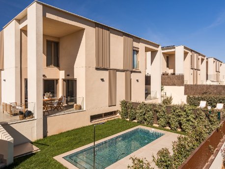 Jardín con piscina de una de las viviendas de la promoción Odina de AEDAS Homes en Godella, Valencia Jardín con piscina de una de las viviendas de la promoción Odina de AEDAS Homes en Godella, Valencia