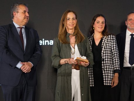 María del Valle de la Lastra, Gerente de Promociones de AEDAS Homes en Sevilla; y Juan Lahuerta y Salud Vázquez-Reina, los arquitectos, en la recogida del Premio María del Valle de la Lastra, Gerente de Promociones de AEDAS Homes en Sevilla; y Juan Lahuerta y Salud Vázquez-Reina, los arquitectos, en la recogida del Premio