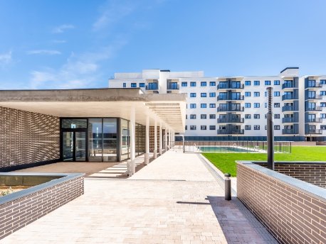 Entrada a la promoción Brisa Alcalá II en Alcalá de Henares, desarrollada en BTR por AEDAS Homes