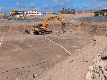 Primeros trabajos en la parcela de la promoción Oase de AEDAS Homes en San Bartolomé de Tirajana, Gran Canaria
