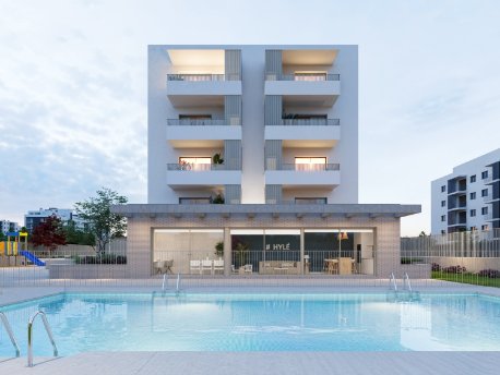 Piscina y edificio de la promoción Hylé de AEDAS Homes en el nuevo barrio de Las Sedas en Alcalá de Henares, Madrid
