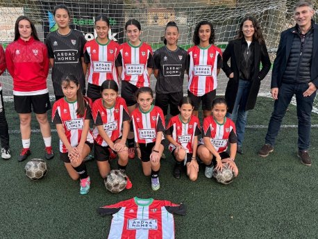 Uno de los equipos femeninos del Sporting de Lutxana con el patrocinio de AEDAS Homes