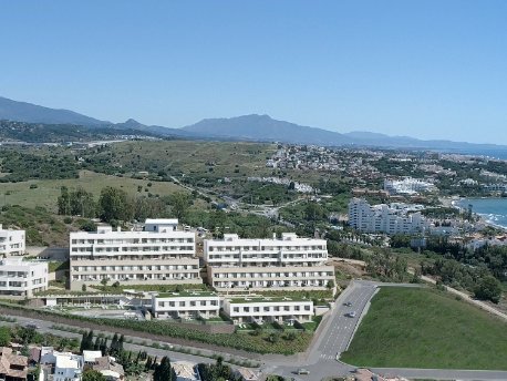Imagen aérea de la promoción Azure de AEDAS Homes en Zenity, el nuevo ámbito de la Gaspara en Estepona