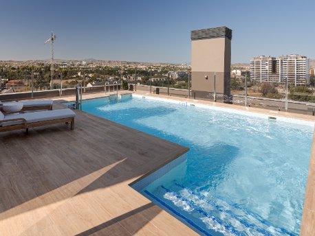 Piscina en a la azotea de la promoción Gaudia de AEDAS Homes en Murcia